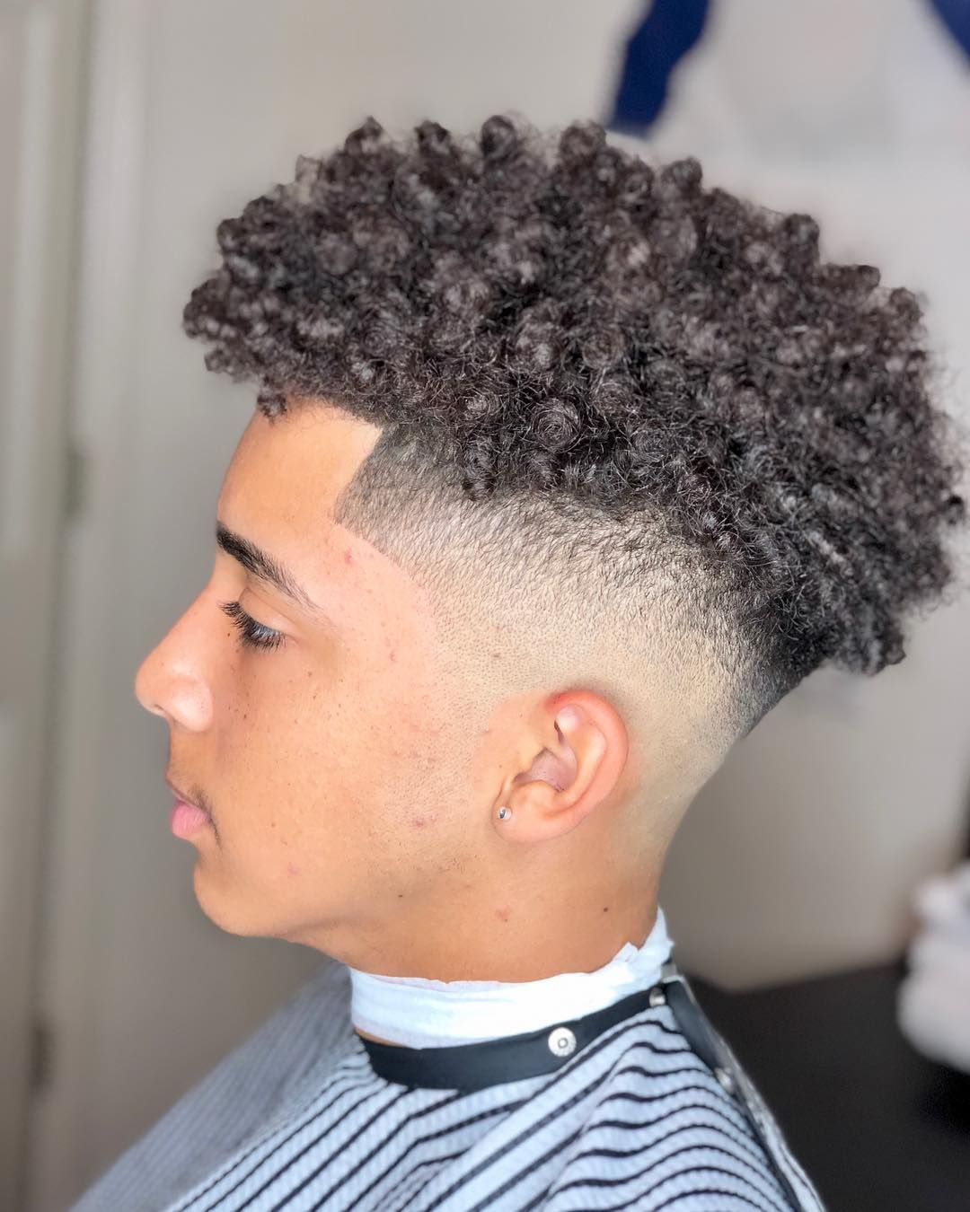 High Top Fade + Curly Hair | Lockige frisuren, Lockiges haar männer ...